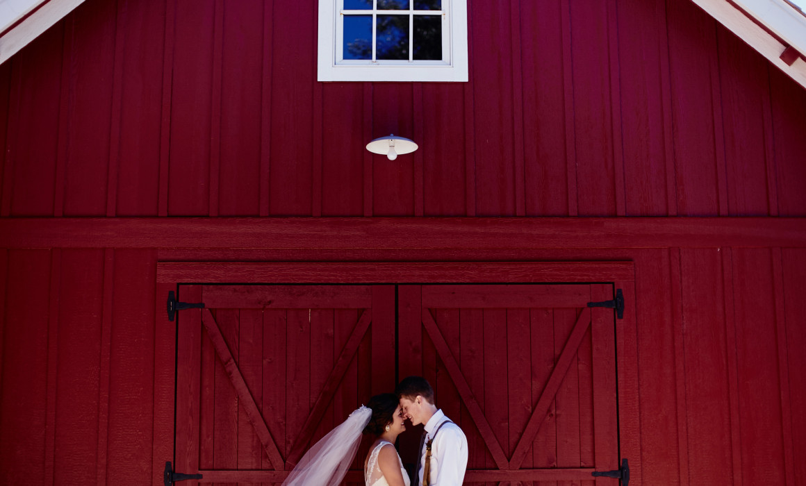 denovo barn decorah iowa wedding photographer